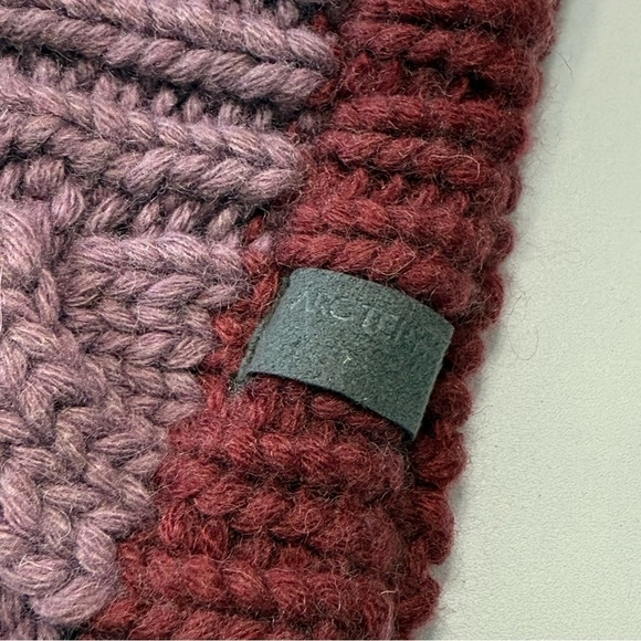 Arc\'teryx Cable Knit Beanie Hat Pom Pom Purple Burgundy Women One Size main image 7